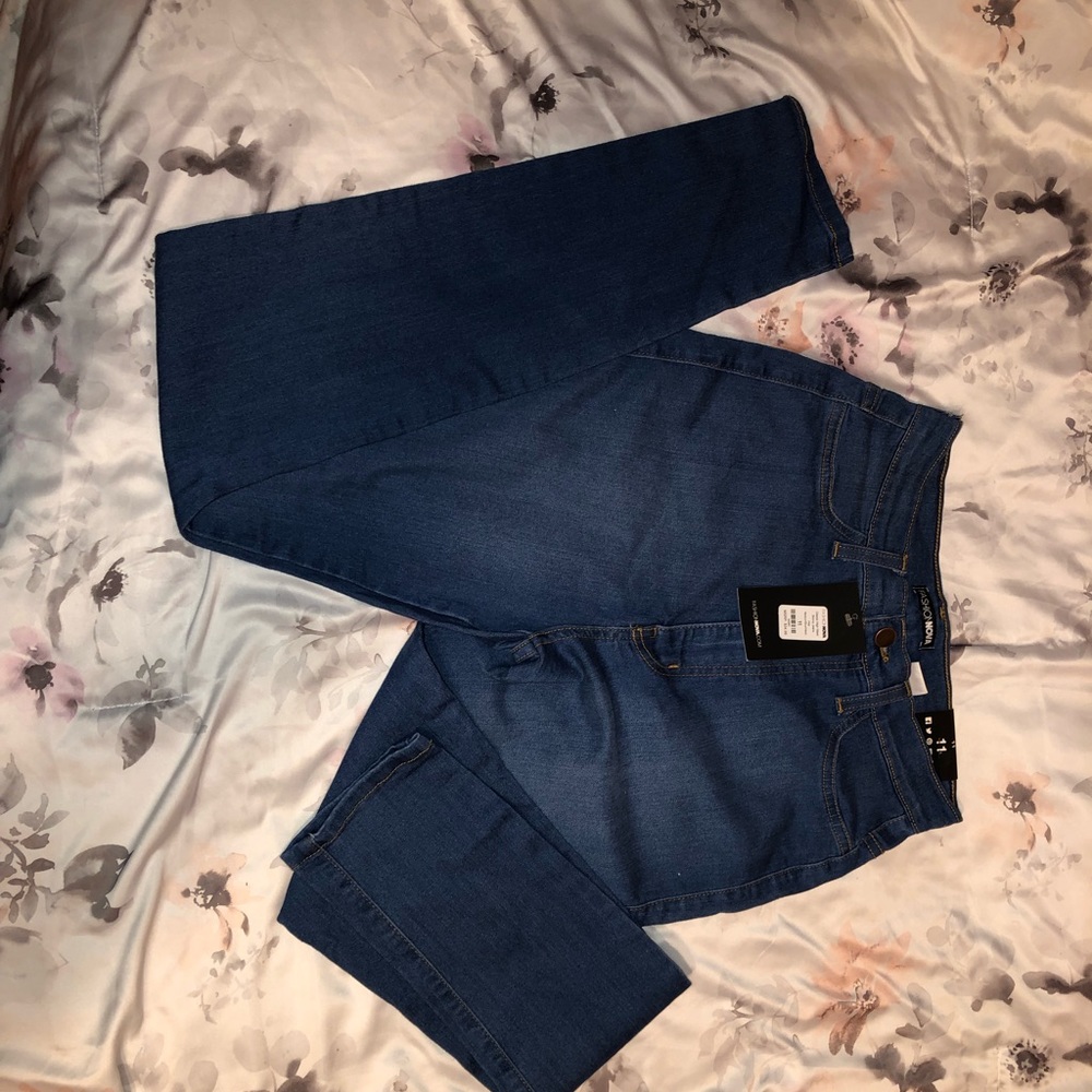 BRAND NEW NEVER WORN Medium blue wash FN jeans